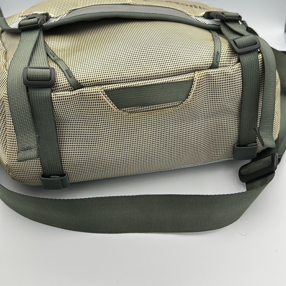 Vintage Patagonia Black Hole Messenger Laptop Bag Cross Body Green Reflective - Picture 3 of 14